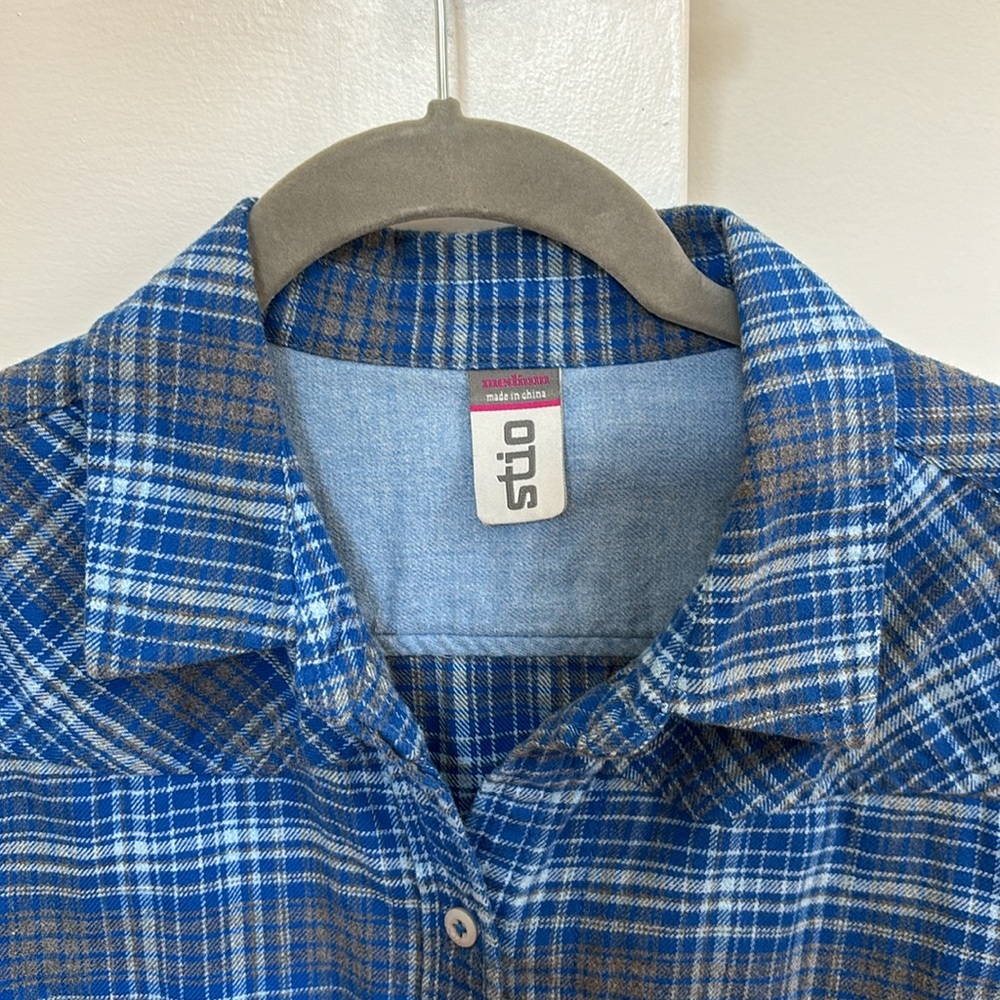 STIO women’s flannel shirt, Medium Blue Plaid Flannel Long Sleeve